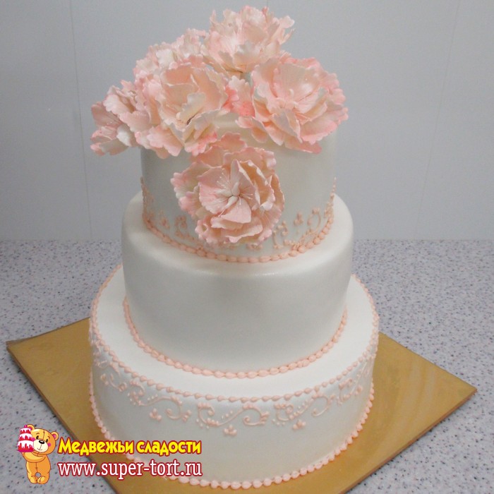 Розовый свадебный торт с розовыми крупными пионами 